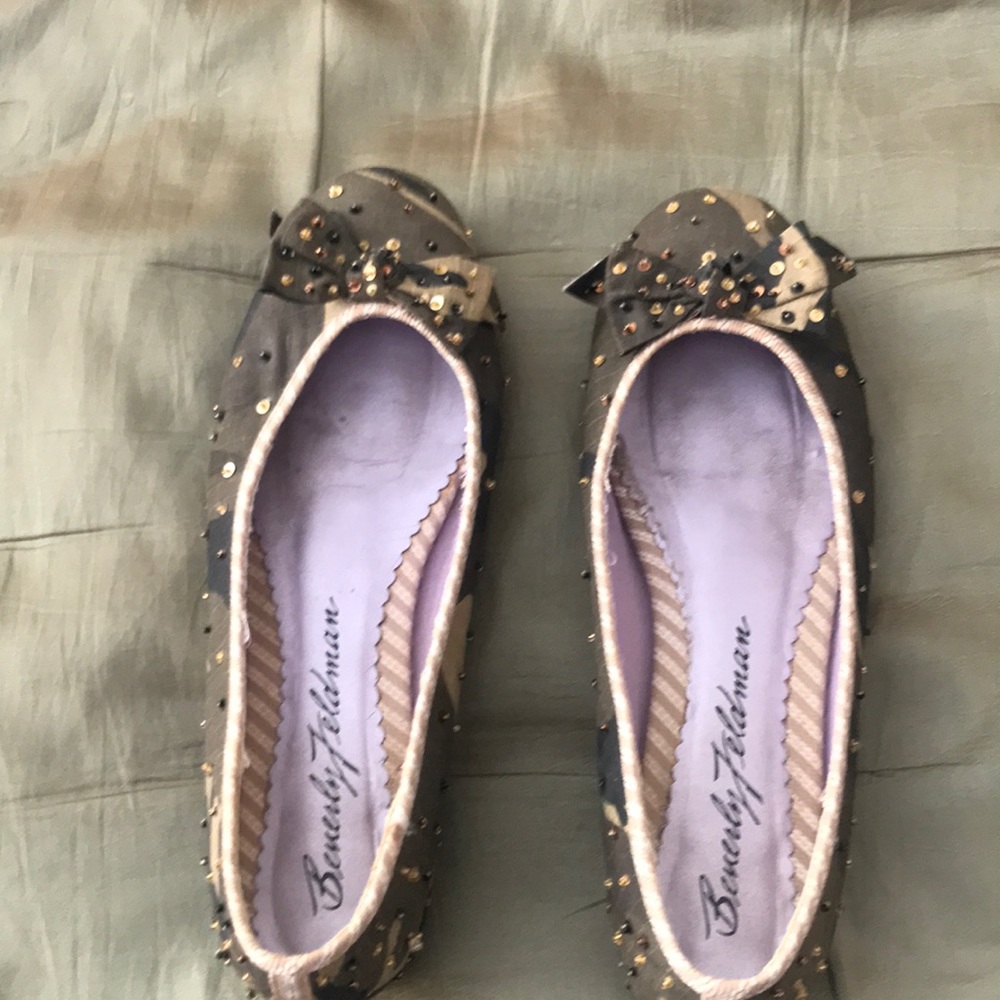 Lady shoes size 9 beautiful color and beats elegant shoes of designer